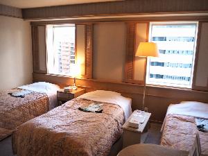 トリプルルーム。お部屋全体の照明は電球色となっています。