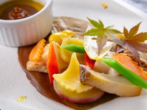「創作会席料理」ご夕食は地元産の野菜と山海の幸をふんだんに盛り込んだ、料理長こだわりの創作会席「泰葉オリジナル会席」をご用意いたします。