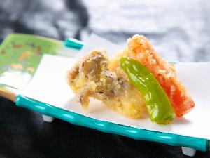 「創作会席料理」素材の旨味を引き出したお料理の数々は創造性に富んだ、色彩鮮やかで味覚だけではなく目でも楽しんでいただけます。