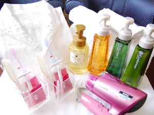 客室にご用意しておりますアメニティ。着心地が大好評の綿100％ナイトウェア、天然アロマが香るバスアメニティ類、おひとり様3枚のタオルセット、歯ブラシもこだわりました♪ドライヤー貸出致します♪