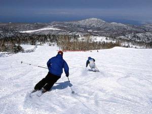 毎年その良質で豊富な雪質を求めて学生やファミリーが集う「札幌国際スキー場」