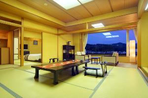室内には、和の風情感じる調度品、季節の花々がお客様をおもてなし。