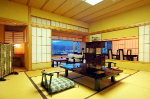 室内には、和の風情感じる調度品、季節の花々がお客様をおもてなし。