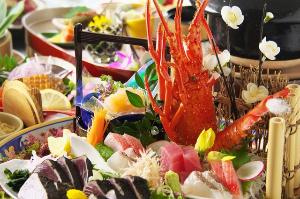 伊勢海老姿造りに土佐鯛や鮪のトロ、藁で炙った鰹のタタキなど新鮮な旬魚の盛り合わせを堪能。