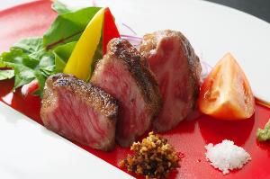 【黒毛和牛藁焼き炙りステーキ】口にいれた瞬間は藁の香り、味わう程に黒毛和牛の旨味が口いっぱいに広がる