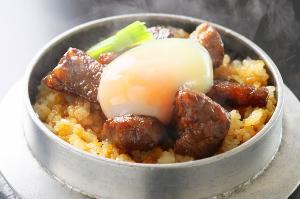【和牛釜飯】和牛と一緒に炊き上げた絶品ご飯に、さらにとろっと玉子をのせていただく、何とも贅沢な釜飯