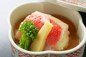 【金目鯛蕗味噌道明寺蒸し】程よく脂がのった金目鯛の旨みと蕗味噌がよく合う創作料理。春野菜と共に堪能