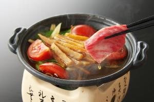 【黒毛和牛の芋けんぴすき焼き】イチ押しの逸品！甘～い芋けんぴとトマトすき焼きのハーモニーが絶妙♪
