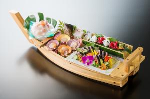 ピチピチ活魚の舟盛り付き＜カツオの藁焼きタタキ付き＞