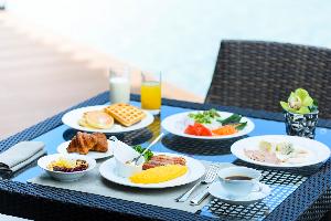 【朝食】シェフが目の前で作るオムレツや焼きたてのベーカリー、地元食材をふんだんに使った和食小鉢など、目にも鮮やかな和洋食ブッフェを、柔らかな光にあふれるダイニングにてお楽しみいただけます。
