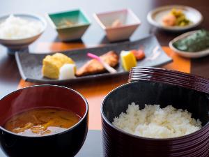 【和朝食膳】厳選したおかずで作る、こだわりの和朝食膳をお楽しみください／和風ダイニング「やえびし」※イメージ