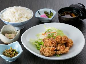 夕食一例（唐揚げ御膳）