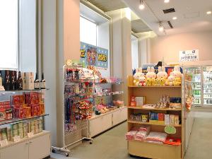 売店◆24時間営業しております。お飲み物やお菓子、北九州のお土産などを取り揃えております。