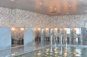【本館13階　汐見の湯】男湯は１８か所、女湯は２２か所の洗い場を設けております。