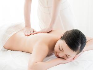 沖縄の恵がたっぷりつまった爽やかな香りのかりゆしバームでマッサージ