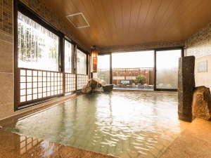 ◆男性大浴場内湯からの露天の眺め　柵の向こうには松山城が♪