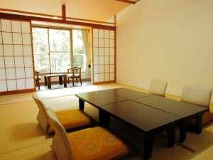西館12畳【バス・トイレ付】窓からは竹林を望む和室スタンダードのお部屋。