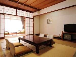 東館和室12.5畳【バス・トイレ付】純和風のお部屋。和の空間でごゆっくりとお過ごしください。