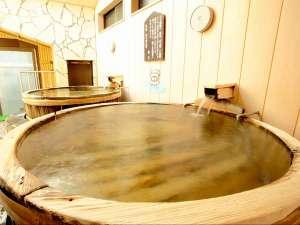 当館自慢の酒樽風呂は大正十二年に作られた酒樽で非常に珍しいものです。大正浪漫に浸ってくださいませ。