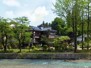 【外観】昭和初期・駅前料亭を移築した木造3階建ての本館