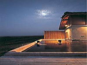 絶景露天『満天望』の夜景。空を仰ぐと満天の星と照らす月が奏でる光と闇のシンフォニー