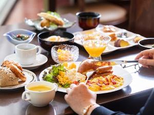 ＜朝食バイキング＞中庭を眺めながらのご朝食
