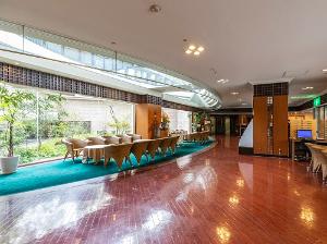 ＜ロビー＞中庭の緑豊かな景色をご覧いただけます