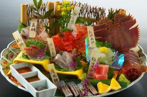 【土佐銘魚７種盛り合わせ皿鉢】料理長が地元の漁師さんと直接やり取りをして仕入れる厳選されたお魚を堪能