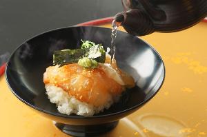 【生まぶし御飯】旬魚をのせた御飯の上から、お好みで蛤の旨味が凝縮された潮汁をかけるとこれまた絶品♪