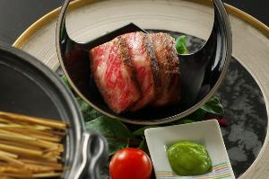 【土佐赤牛のロースト】超希少な土佐赤牛の熟成肉ロースト。香ばしい藁の香りと旨味が口いっぱいに広がる♪