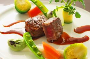【肉料理】肉厚な牛フィレステーキの旨味は口いっぱいに広がり、小夏ソースと合わさって絶妙な味わいに♪