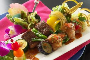 【ヴィアンド】ボリューム満点！味わうほどに旨み広がる和牛ロースと話題のしまんとターキーのブロシェット