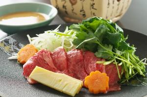 【黒毛和牛焼きしゃぶ】さっと焼き上げたお肉にお好みで春の旬菜を巻き自家製胡麻ダレでいただく絶品料理