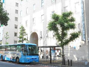 高松空港へのエアポートリムジンはホテル玄関前より出発