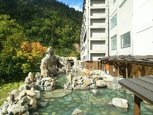 層雲峡では唯一の混浴露天風呂。約100坪の広さを誇り、四季折々の景色を堪能できる。