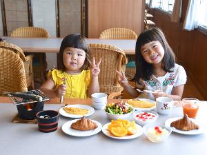 バラエティ豊富な朝食バイキング♪
