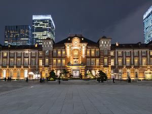 ≪東京駅≫丸の内口の美しい赤レンガ姿は夜もおすすめ（八重洲口から車/バスで約10～15分）