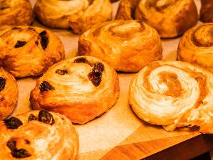 〈パン オ レザン〉〈シナモンロール〉風味豊かなレーズンふんわり香るシナモン