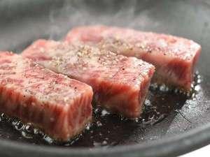 【黒毛和牛】日本三大和牛の一つである、最高峰ブランド和牛「米沢牛」の陶板焼き。