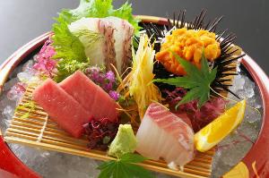 【お造り四種】高知県産「本鮪の極」に生雲丹など、料理長が厳選した新鮮な旬魚のお造り四種盛りを堪能♪