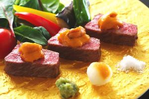 【黒毛和牛ステーキ】お肉のやわらかさ、旨みとともに濃厚な雲丹の風味が広がる絶品ステーキをご堪能あれ。