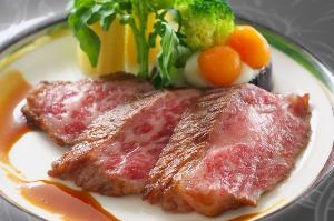 【和牛ロースステーキ】柔らか～いお肉と夏らしいアプリコットソースがよく合う♪洋食シェフオススメの1品