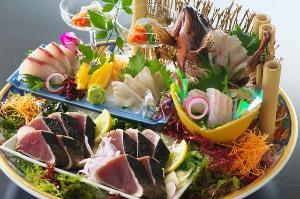 【皿鉢料理】土佐鯛や土佐勘八など新鮮な旬魚の御造りと藁で炙った鰹のタタキを豪快に盛り込んだ皿鉢料理