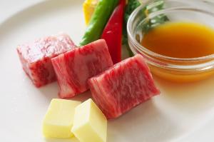 【和牛ロース】程よく脂がのった柔らかい和牛ロースを陶板で焼き上げ、夏にぴったりの小夏ソースで堪能♪