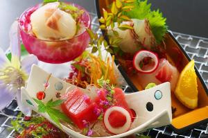 【お造り】地元で獲れた鮮魚の御造り盛り合わせ。高知だからこそ味わえる新鮮な旬魚をご堪能下さいませ。