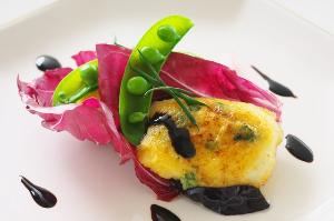 【鱧のグラチネ】旬の鱧をオランデーズソースでグラチネに。バルサミコソースが風味を加え絶妙な味わいに♪