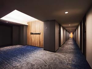 “水の都”大阪の自然美から連想し、水をモチーフにしたカーペットでお部屋へと導きます