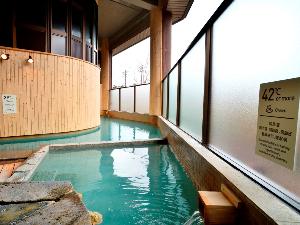 ◆【1階露天風呂】広々とした露天風呂。浴槽によって湯温が異なります。