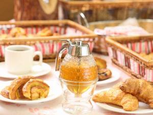 朝食には当館で毎朝焼きたてのパンがずらり 弟子屈産の蜂蜜で味わって