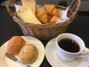 GR：パンもクロワッサンや食パンなど様々ご準備しております♪